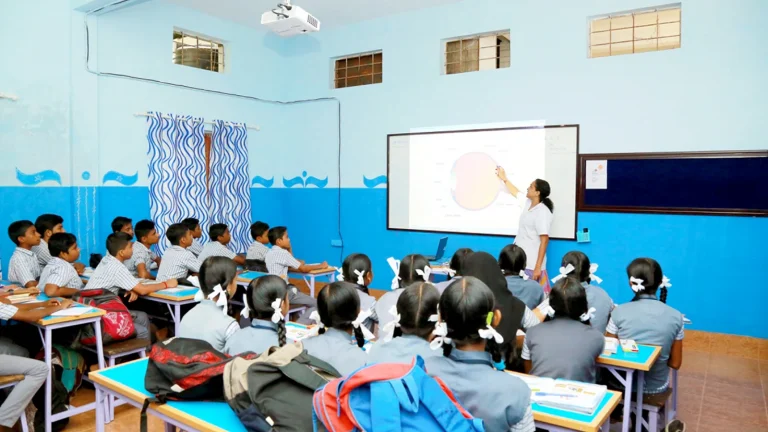 അധ്യാപകരെ ജന്‍ഡര്‍ വ്യത്യാസങ്ങളില്ലാതെ ടീച്ചർ എന്ന് അഭിസംബോധന ചെയ്യണം : ബാലാവകാശ കമ്മീഷന്‍