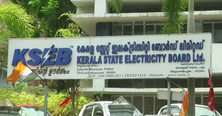 കോടികളുടെ ബാധ്യത ജനങ്ങളില്‍ അടിച്ചേല്‍പ്പിച്ച്‌ കെ.എസ്.ഇ.ബിയുടെ സ്മാര്‍ട്ട് മീറ്റര്‍ പദ്ധതി ; പ്രതിമാസം 100 രൂപ വീതം ജനങ്ങള്‍ അധികമായി നല്‍കണം
