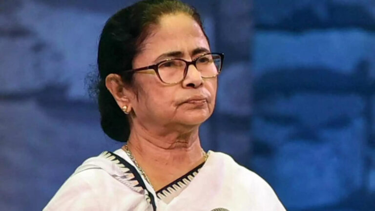 സ്കോളര്‍ഷിപ്പ് നിര്‍ത്തലാക്കിയ കേന്ദ്ര സര്‍ക്കാറിനെതിരെ മമതാ ബാനര്‍ജി ; പുതിയ സ്കോളര്‍ഷിപ്പ് പ്രഖ്യാപിച്ചു
