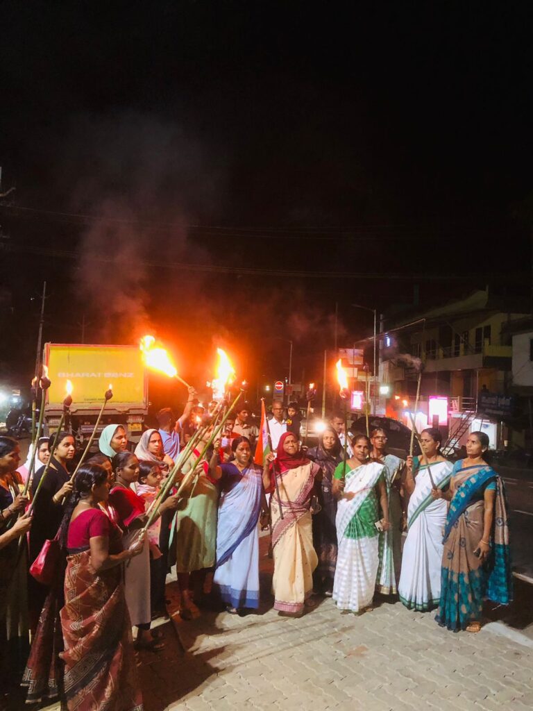 മഹിളാകോൺഗ്രസ്സ് പന്തം കൊളുത്തി പ്രകടനം നടത്തി