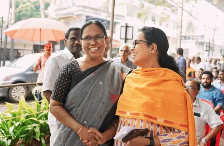 ചിരി മായാതെ മടങ്ങു ടീച്ചർ,കെ.കെ രമയുടെ ഫെയ്സ്ബുക്ക് പോസ്റ്റ് വൈറൽ
