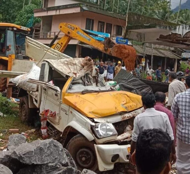 കൂടരഞ്ഞിയിൽ പിക്കപ്പ് വാൻ നിയന്ത്രണം വിട്ട് കടയിലേക്ക് ഇടിച്ചു കയറി; രണ്ടു മരണം, 3 പേർക്ക് പരിക്ക്