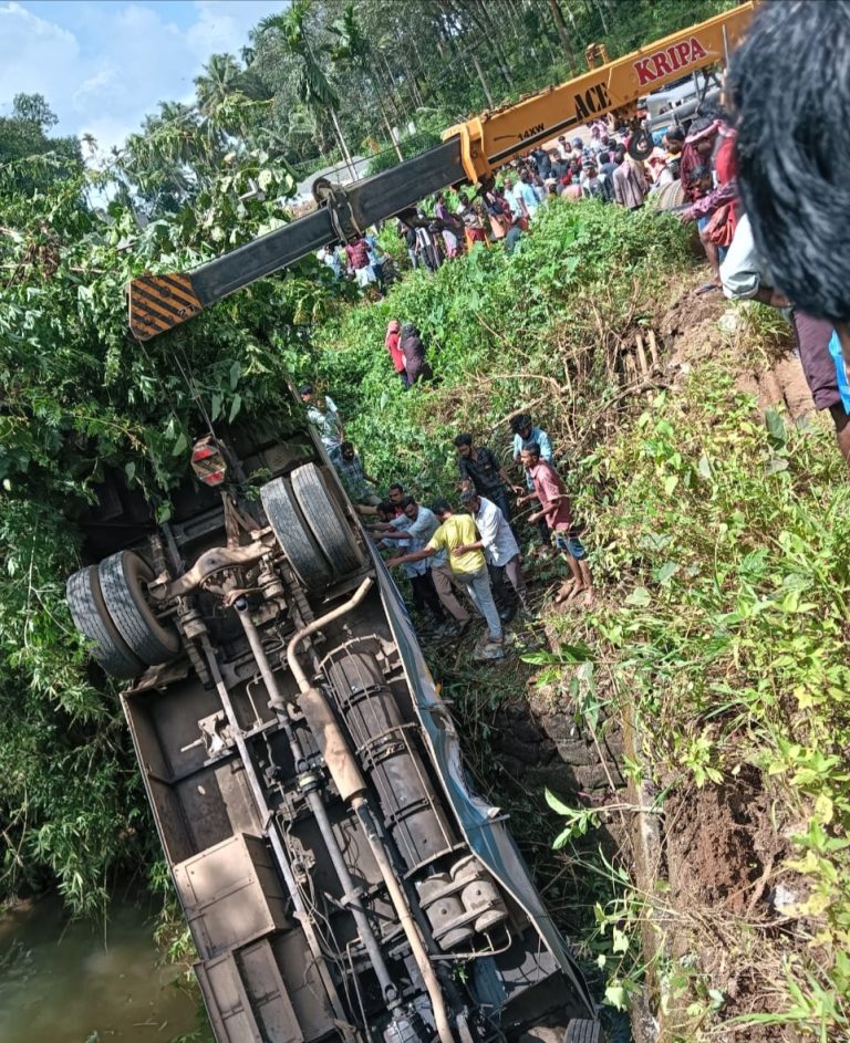 അപകടത്തില്‍പ്പെട്ട കെഎസ്‌ആര്‍ടിസി ബസ്സിന് ഇൻഷുറൻസില്ലെന്ന് സമ്മതിച്ച്‌ മന്ത്രി; സാമ്പത്തികമില്ലെന്ന് വിശദീകരണം