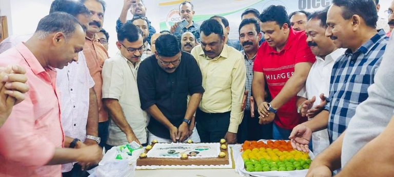 ഉപതിരഞ്ഞെടുപ്പ് വിജയാഘോഷം, കേക്ക് മുറിച്ച് ആഘോഷം പങ്കിട്ട് റിയാദ് ഒഐസിസി