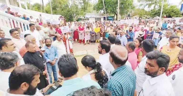 ‘ഉപതെരഞ്ഞെടുപ്പ് കഴിയുന്നത് വരെ കാത്തിരിക്കാൻ മുഖ്യമന്ത്രി ആവശ്യപ്പെട്ടു’: പിണറായി വിജയനുമായി കൂടിക്കാഴ്ച്ച നടത്തി മുനമ്പം സമരസമിതി