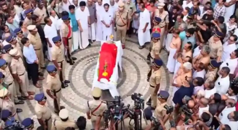 എംടി മടങ്ങി: മരണമില്ലാത്ത അക്ഷരങ്ങള്‍ സമ്മാനിച്ച്‌; സംസ്‌കാരം ഔദ്യോഗിക ബഹുമതികളോടെ; ആദരമര്‍പ്പിച്ച്‌ കേരളം