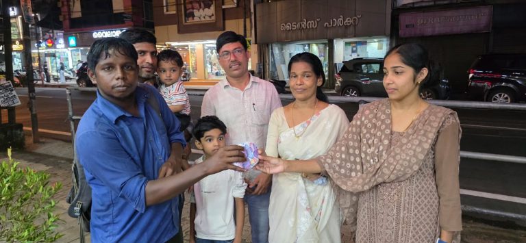 കളഞ്ഞുകിട്ടിയ സ്വർണാഭരണമടങ്ങിയ പേഴ്സ് സമീപത്തെ കടയിൽ ഏൽപ്പിച്ച് യുവാവ്, കഥയറിഞ്ഞപ്പോൾ കണ്ണീരൊഴുകി