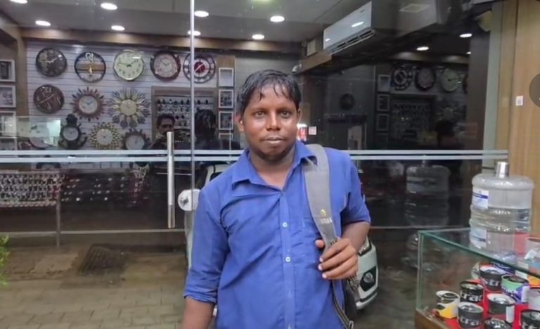 സത്യസന്ധതക്ക് മാതൃക കാട്ടിയ യുവാവിന് മുക്കത്തെ സ്ഥാപന ഉടമ ജോലി വാഗ്ദാനം ചെയ്തു