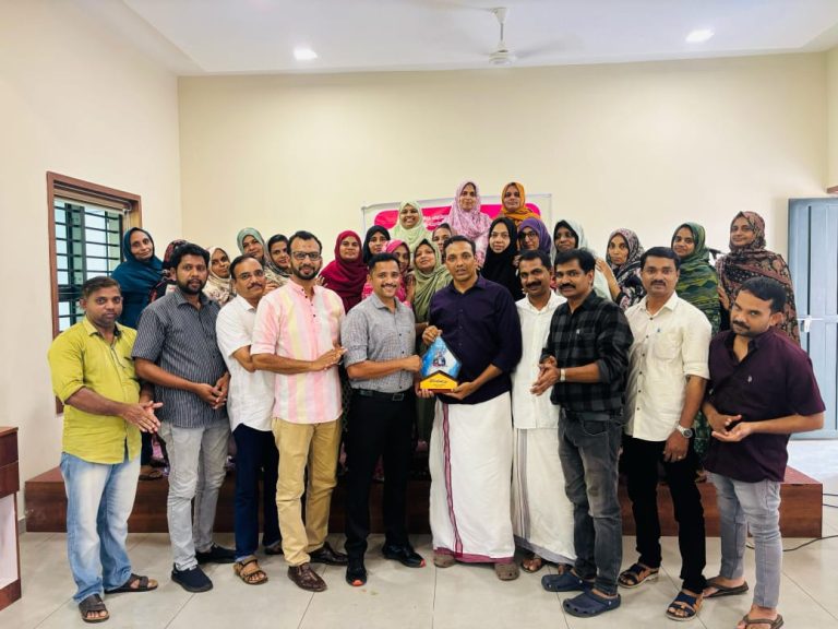 സലീം കൊളായിയെ സഹപാഠികൾ ആദരിച്ചു