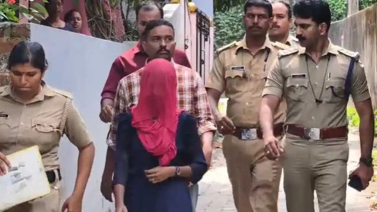 നീറ്റ് പരീക്ഷ എഴുതാൻ വിദ്യാര്‍ഥി വ്യാജ ഹാള്‍ ടിക്കറ്റുമായി എത്തിയ സംഭവത്തില്‍ അക്ഷയ സെന്റര്‍ ജീവനക്കാരി പൊലീസ് കസ്‌റ്റഡിയില്‍