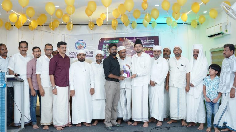 സമൂഹ തിൻമകളെ തിരിച്ചറിയുന്ന സംസ്കാര ബോധമുള്ള തലമുറ വളർന്ന് വരണം ; മുബശിർ തങ്ങൾ ജമലുല്ലൈലി, കെ.ഡി.എം.എഫ് റിയാദ് വിദ്യാഭ്യാസ പുരസ്കാരങ്ങൾ സമ്മാനിച്ചു