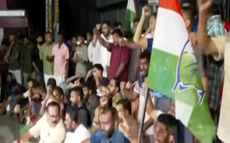 നിലമ്പൂരില്‍ യുഡിഎഫിന്റെ വൻ പ്രതിഷേധം; റോഡ് ഉപരോധിച്ച്‌ പ്രവര്‍ത്തകര്‍