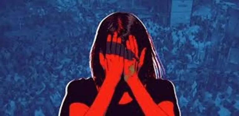 സ്വന്തം അച്ഛന്‍ പീഡിപ്പിച്ചു; പ്രായപൂര്‍ത്തിയാകാത്ത പെണ്‍കുട്ടി ട്രെയിനില്‍ പ്രസവിച്ചു; ക്രൂരത പുറത്ത്