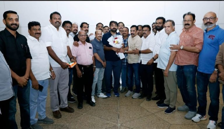 ചാണ്ടി ഉമ്മൻ റിയാദിലെത്തി; വിമാനത്താവളത്തിൽ ഊഷ്മള സ്വീകരണം നൽകി ഒഐസിസി പ്രവർത്തകർ