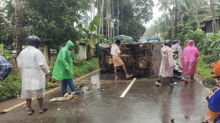 പിക്കപ്പ് വാൻ നിയന്ത്രണം വിട്ട് മറിഞ്ഞ് അപകടം