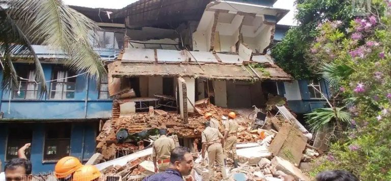 കോട്ടയം മെഡിക്കല്‍ കോളേജ് ആശുപത്രി കെട്ടിടം ഇടിഞ്ഞുവീണു; മൂന്നുപേര്‍ക്ക് പരിക്ക്