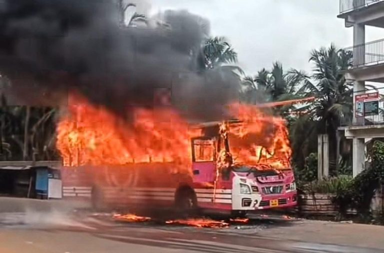 കൊണ്ടോട്ടിയിൽ ഓടിക്കൊണ്ടിരുന്ന ബസ്സിന് തീപിടിച്ചു