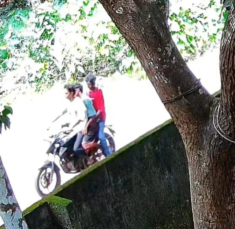 മുക്കത്ത്‌ പട്ടാപകൽ ബൈക്ക് മോഷ്ടിച്ചു കുട്ടിക്കള്ളന്മാർ. CCTV ദൃശ്യങ്ങൾ ലഭിച്ചു