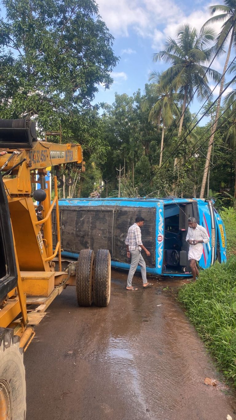 എളേറ്റിൽ വട്ടോളിയിൽ ബസ് മറിഞ്ഞ് നിരവധി പേർക്ക് പരിക്ക്.