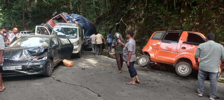 താമരശ്ശേരി ചുരത്തിൽ അപകടം: നിരവധി വാഹനങ്ങൾക്ക് കേടുപാടുകൾ സംഭവിച്ചു.