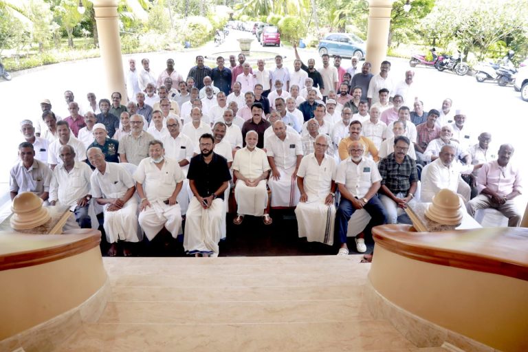 പിരിഞ്ഞുപോയിട്ടും വേർപിരിയാതെ ; വടക്കേകാട്ടിൽ ജലീൽ ട്രേഡിങ് മുൻ ജോലിക്കാരുടെ സംഗമം.