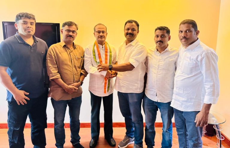 പി.എം.എ. സലാമിനെ സന്ദർശിച്ച് റിയാദ് ഒ.ഐ.സി.സി മലപ്പുറം ജില്ലാ നേതാക്കൾ: കേരളത്തിലെ രാഷ്ട്രീയ സ്ഥിതിഗതികളും പ്രവാസി പ്രശ്നങ്ങളും ചർച്ചയായി.