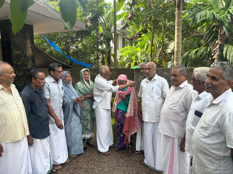 കല്യാണപ്പാട്ടുകളുടെ ഓർമ്മകൾ പുതുക്കി 90 കാരി ഇത്തിരുമ്മയെ സ്‌നേഹതീരം വയോജന കൂട്ടായ്മ ആദരിച്ചു