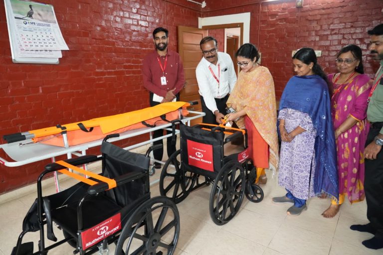 സഖി വണ്‍ സ്റ്റോപ്പ് സെന്ററിന് വീല്‍ചെയറുകളും സട്രെച്ചറുകളും നല്‍കി മുത്തൂറ്റ് ഫിനാന്‍സ്