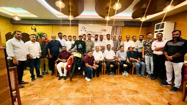 സൈക്കിളിൽ ലോകം ചുറ്റി സഞ്ചരിക്കുന്ന അരുൺ തഥാഗത്തിന് റിയാദിൽ എറണാകുളം എറണാകുളം ജില്ല പ്രവാസി അസോസിയേഷൻ സ്വീകരണം ഒരുക്കി