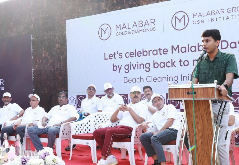മലബാര്‍ ഗ്രൂപ്പിന്റെ വാര്‍ഷിക ദിനത്തില്‍ കോഴിക്കോട് ബീച്ച് ശുചീകരിച്ച് മാനേജ്മന്റ് അംഗങ്ങളും ജീവനക്കാരും