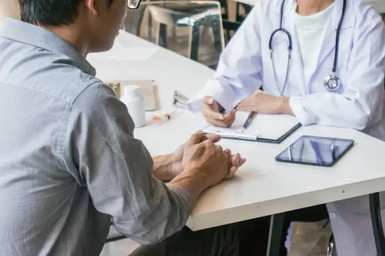 സർക്കാർ മെഡിക്കൽ കോളജ് ഡോക്ടർമാരുടെ സമരം: ആരോഗ്യമന്ത്രി ചർച്ചയ്ക്ക് വിളിച്ചു; കൂടിക്കാഴ്ച നാളെ