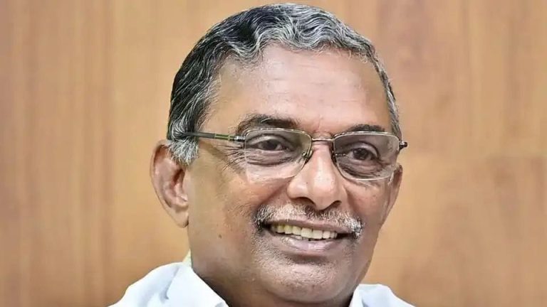 എ പത്മകുമാറിന് കുരുക്ക് മുറുകുന്നു; ശബരിമലയിലെ ദ്വാരപാലക ശില്‍പ്പ പാളി കേസിലും മുന്‍ ദേവസ്വം പ്രസിഡന്റിനെ പ്രതി ചേര്‍ത്തു; ഈ കേസിലും അറസ്റ്റും രേഖപ്പെടുത്തി; എസ്‌ഐടി റിപ്പോര്‍ട്ട് കോടതിയില്‍; റിമാന്‍ഡ് കാലാവധി നീട്ടി