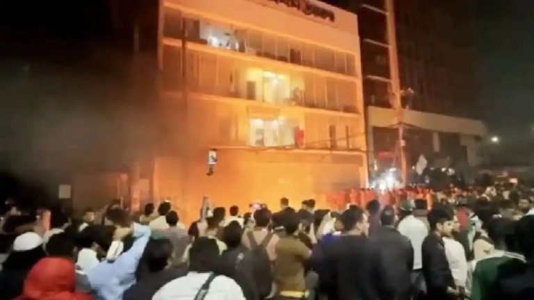 ജെൻസി നേതാവിന്റെ മരണം; ബംഗ്ലാദേശ് തെരുവുകളില്‍ പ്രക്ഷോഭം പൊട്ടിപ്പുറപ്പെട്ടു, മാദ്ധ്യമസ്ഥാപനങ്ങള്‍ അഗ്നിക്കിരയാക്കി