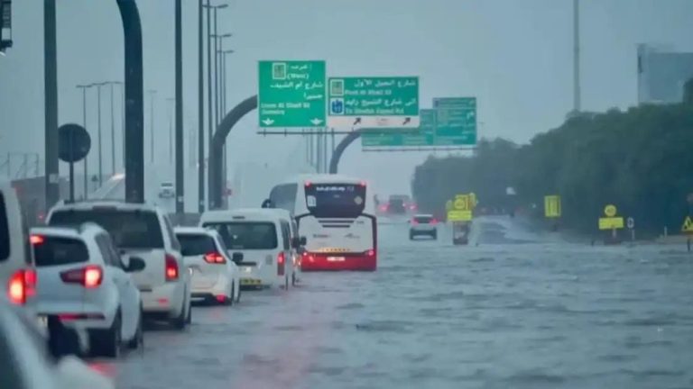യുഎഇയില്‍ അതിശക്തമായ മഴ; ഒപ്പം ഇടിമിന്നലും, വിമാനങ്ങള്‍ റദ്ദാക്കി, റോഡ് ഗതാഗതം താറുമാറായി..!