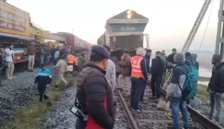 അസമില്‍ ആനക്കൂട്ടത്തിലേക്ക് ട്രെയിൻ ഇടിച്ചുകയറി എട്ട് ആനകള്‍ ചരിഞ്ഞു; അഞ്ച് കോച്ചുകള്‍ പാളം തെറ്റി