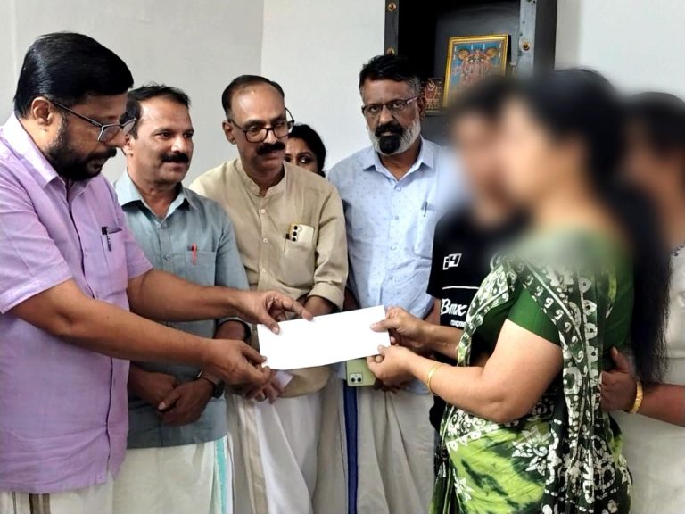 സത്യൻ വേലായുധന്റെ കുടുംബത്തിന് കേളി കുടുംബസഹായം കൈമാറി.