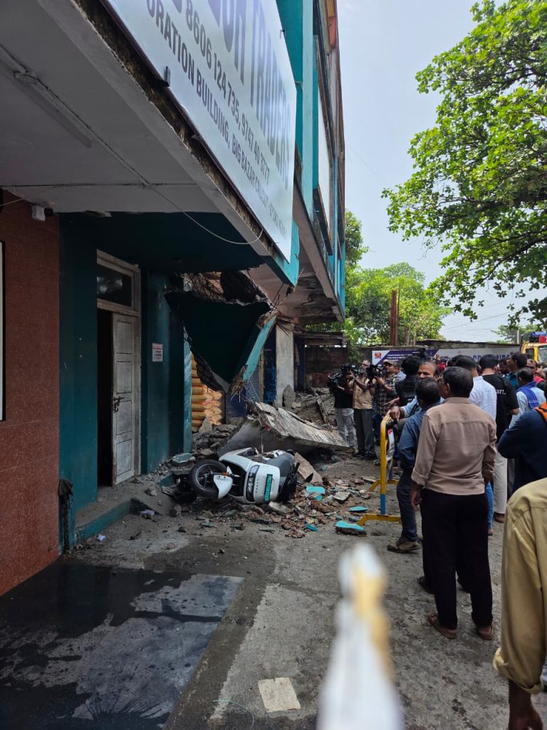 കോഴിക്കോട് വലിയങ്ങാടിയിൽ കെട്ടിടത്തിന്റെ കോൺക്രീറ്റ് സ്ലാബ് തകർന്ന് വീണ് മൂന്ന് തൊഴിലാളികള്‍ ദാരുണാന്ത്യം; 2 പേർ ചികിത്സയിൽ