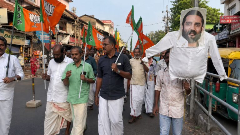 കോഴിക്കോട് ബിജെപിയിൽ പൊട്ടിത്തെറി; ജില്ലാ പ്രസിഡന്റിനെതിരെ പ്രവർത്തകർ തെരുവിൽ