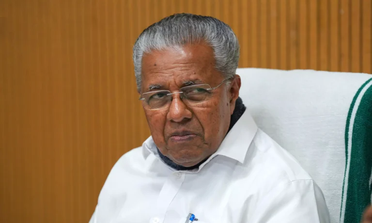 പിണറായി വിജയന്റെ വീട്ടിൽ ഇ ഡി റെയ്‌ഡ്; ബേക്കറി ജംഗ്‌ഷനിലെയും കണ്ണൂരിലെയും വീടുകളിൽ കനത്ത സുരക്ഷ