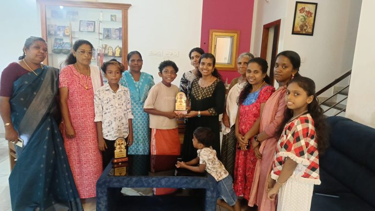 ‘വാഴ 2’ലെ കുഞ്ഞുതാരങ്ങൾക്ക് ആദരം; അനന്ദുവിനെയും അഭിമന്യുവിനെയും അനുമോദിച്ച് ചമൽ ചൈതന്യ കുടുംബശ്രീ