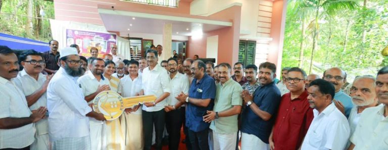 ​വ്യാപാരി ഭവനം താക്കോൽ കൈമാറി: കാരുണ്യത്തിന്റെ തണലൊരുക്കി വ്യാപാരി വ്യവസായി ഏകോപന സമിതി