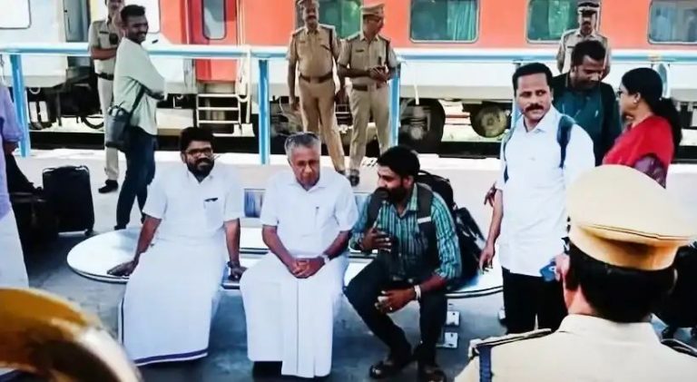 ഇനി ആ കസേരയില്ല, പൊലീസ് പടയുമില്ല; റെയില്‍വേ സ്റ്റേഷനിലെ സ്റ്റീല്‍ ബെഞ്ചില്‍ പിണറായി! ചിത്രങ്ങള്‍ വൈറല്‍
