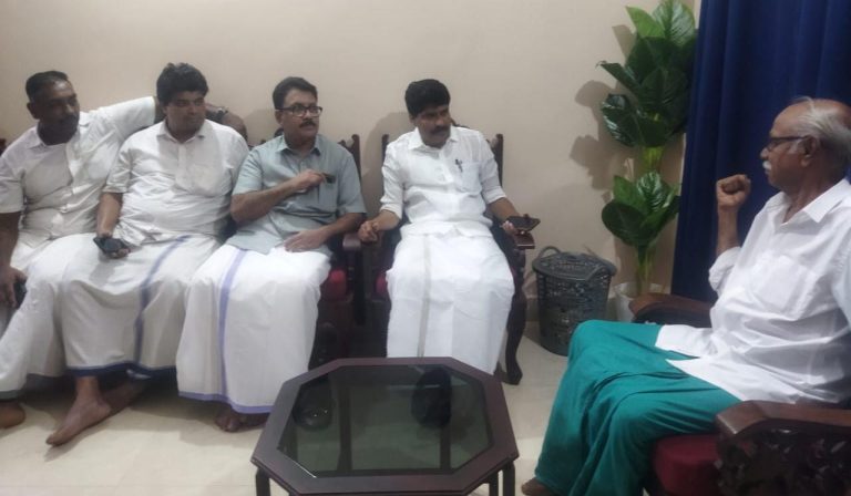 എം.എൻ. കാരശ്ശേരിയുടെ വീട്ടിൽ മാതൃകാ അടുക്കളത്തോട്ടം; കൃഷിമന്ത്രി ടി. സിദ്ധീഖിന്റെ ഗൃഹസന്ദർശനം ശ്രദ്ധേയമായി