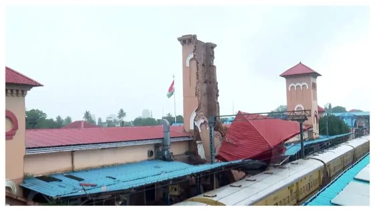 കോഴിക്കോട് റെയില്‍വേ സ്റ്റേഷനിലെ ക്ലോക്ക് ടവര്‍ തകര്‍ന്നു, വീണത് പ്ലാറ്റ്ഫോമിലേക്ക്; ഒഴിവായത് വൻദുരന്തം