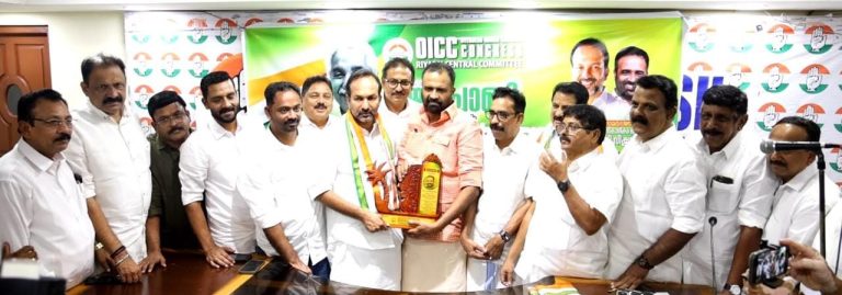 ഒഐസിസിയുടെ പ്രഥമ ‘ഉമ്മൻ ചാണ്ടി മെമ്മോറിയൽ എക്സലൻസി പുരസ്കാരം’ സി.ആർ. മഹേഷ് എംഎൽഎക്ക് സമ്മാനിച്ചു.