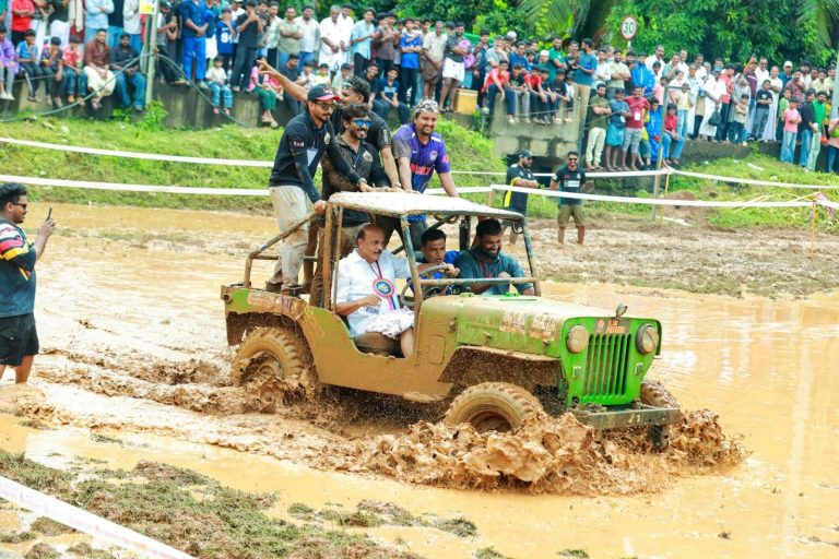 കനത്ത മഴയേയും തോൽപ്പിച്ച് ജനം ഒഴുകിയെത്തി; ജനസാഗരത്തെ സാക്ഷിയാക്കി ചെളിയിൽ വണ്ടിയോടിച്ച് എം.എൽ.എ യും, ആവേശം അലകടൽ തീർത്ത് കൊടിയത്തൂരിലെ വണ്ടിപ്പൂട്ട് മത്സരം.