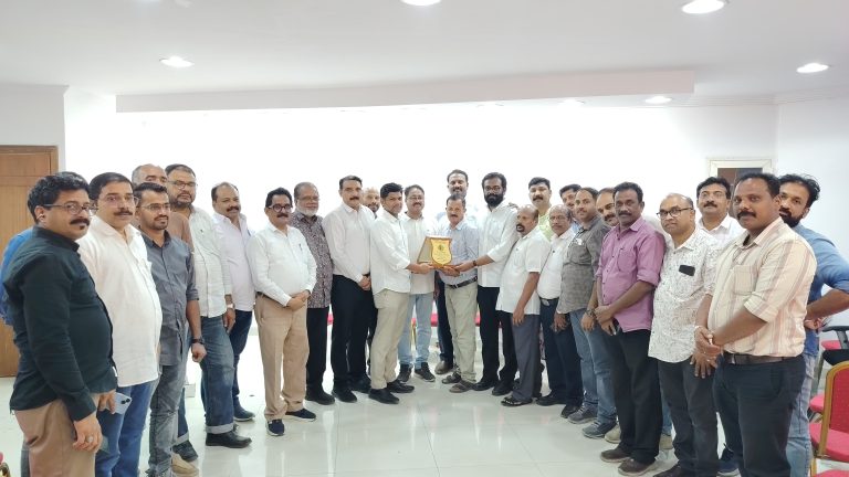 നാല് പതിറ്റാണ്ടിന്റെ പ്രവാസത്തിന് വിരാമം; ഹാഷിം പാപ്പിനശ്ശേരിക്ക് ഒഐസിസി റിയാദ് സെൻട്രൽ കമ്മിറ്റിയുടെ സ്നേഹയാത്രയയപ്പ്.