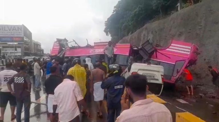 മലപ്പുറം കുറ്റിപ്പുറത്ത് ദേശീയ പാതയിൽ ബസ് തലകീഴായി മറിഞ്ഞു, ഒരാൾ മരിച്ചു; നിരവധി പേർക്ക് പരിക്ക്.