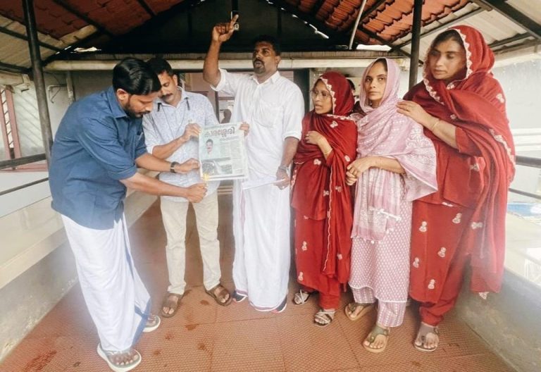 വികസന നേട്ടങ്ങൾ സ്വന്തം പേരിലാക്കി ജനങ്ങളെ തെറ്റിദ്ധരിപ്പിക്കുന്നു; കാരശ്ശേരി പഞ്ചായത്ത് സപ്ലിമെന്റ് കത്തിച്ച് യുഡിഎഫ് പ്രതിഷേധം