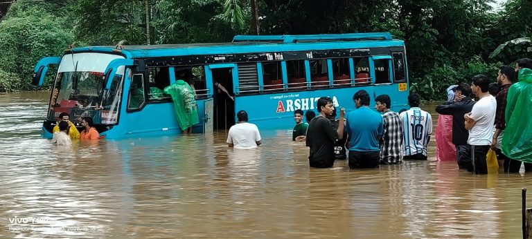 യാത്ര ക്കാരുടെ ജീവന് പുല്ലുവില; വെള്ളത്തിൽ മുങ്ങി ബസ് .ഡ്രൈവറുടെ നടപടി പ്രതിഷേധത്തിന് ഇടയാക്കി.